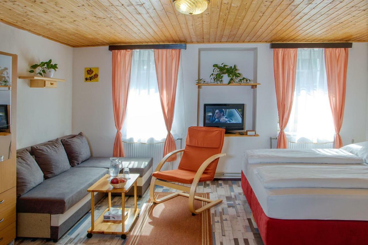 Rodinny Hotel Kaiser Desná Eksteriør billede